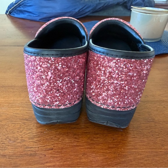 Very Gently Preowned/Excellent Condition Dansko XP Glitter Clogs in Pink - Picture 3 of 11